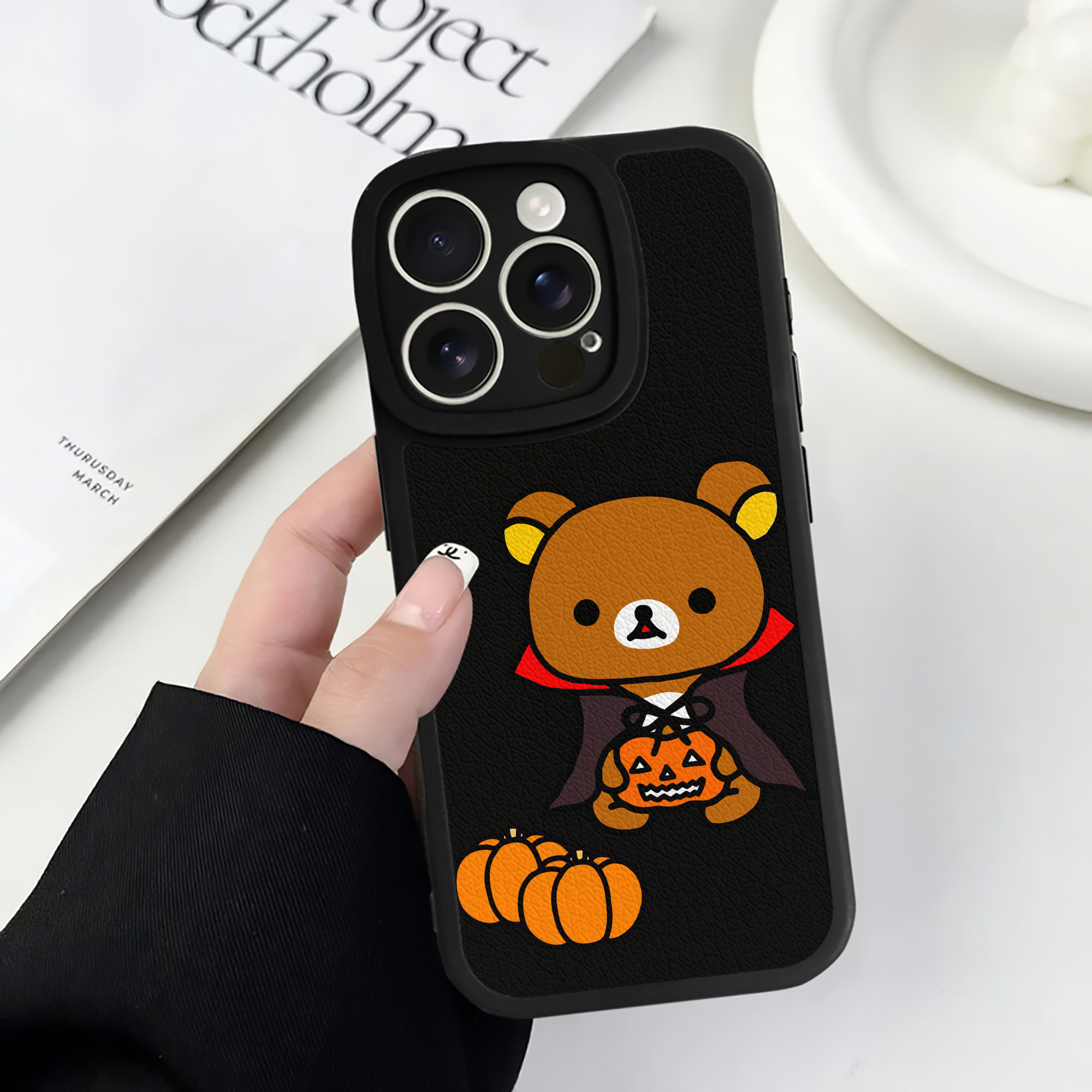（画像用） リラックマ リラックマ キイロイトリ Rilakkuma Korilakkuma Kiiroitori 【iPhone 16シリーズ対応】シリコンスマホケース（レザー調） 材質：シリコン